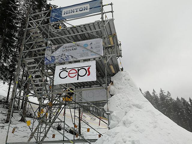 Pohled na první Snowboardcross rampu s umělým povrchem ve Ski Dolní Morava